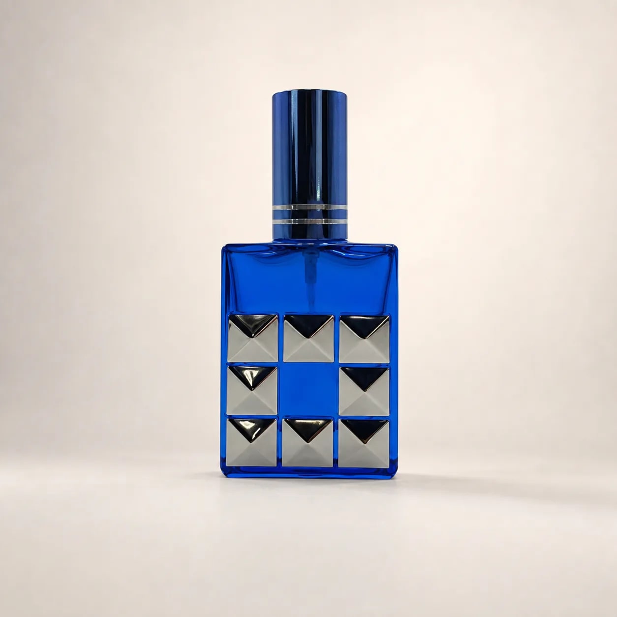 زجاجة عطر مربعة مرصعة